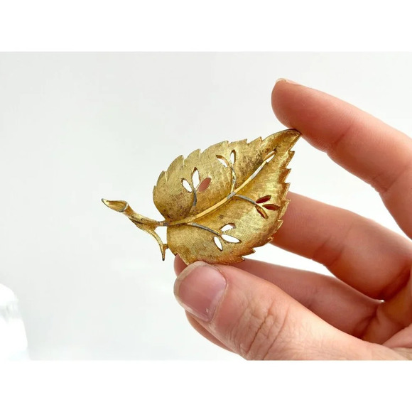 BSK Signed Gold Toned Leaf | Foliage | Autumn Cutout 80's Vintage Brooch Pin - Picture 3 of 7